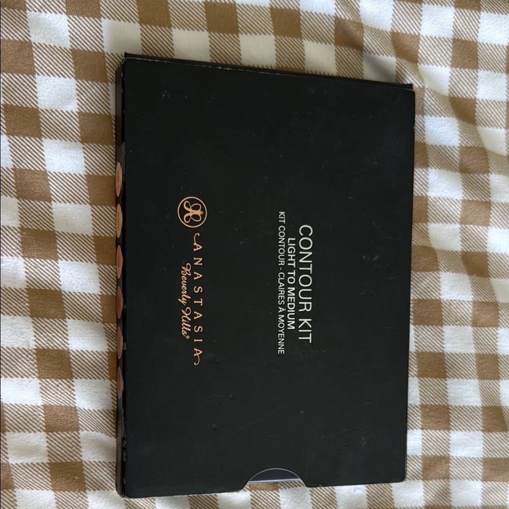 Anastasia Beverly Hills Contour Kit in Black and Gold